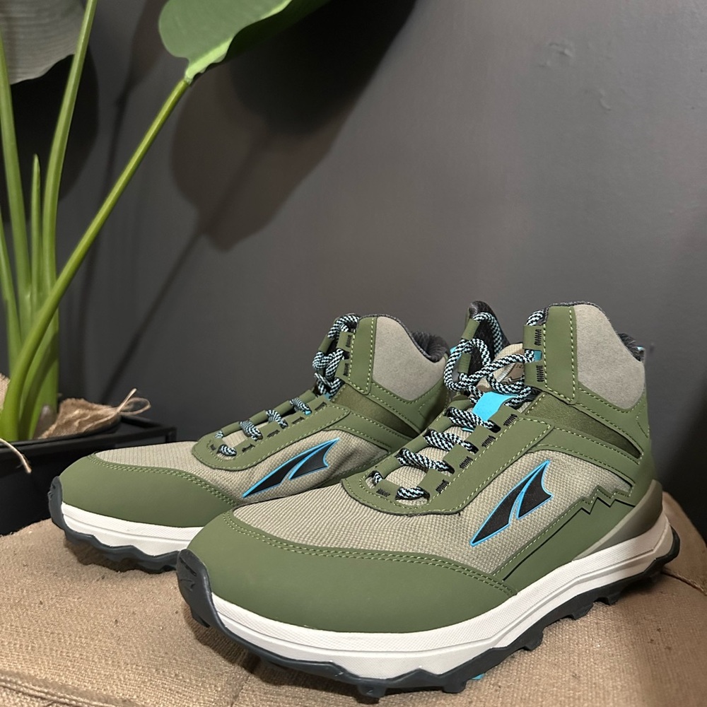 Altra Lone Peak hiking shoe. Size Men’s 9.5.